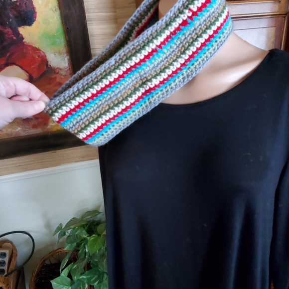 DEBRADOODLES HANDMADE BOUTIQUE COWL.  #1065 crochet - Picture 3 of 4